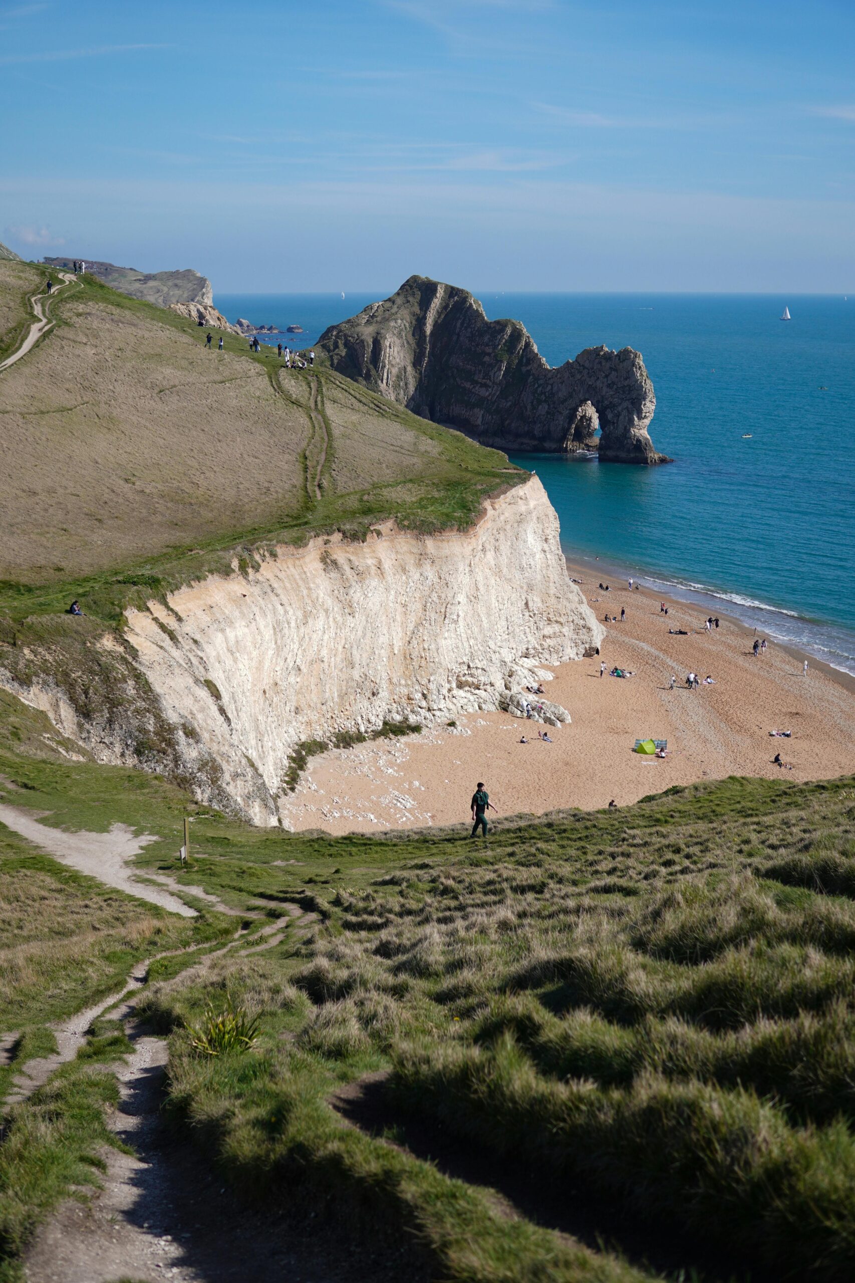 pexels-photo-28988037-28988037 Breathtaking view of Durdle Door with cliffs, turquoise sea, and a sunny beach.